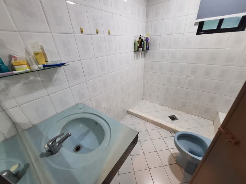Bungalow for Sale in Taman Overseas Union (Taman Oug) (Jalan Klang Lama (Old Klang Road)) - Bobo Lee - Bathroom - PropertyGuru.com.my