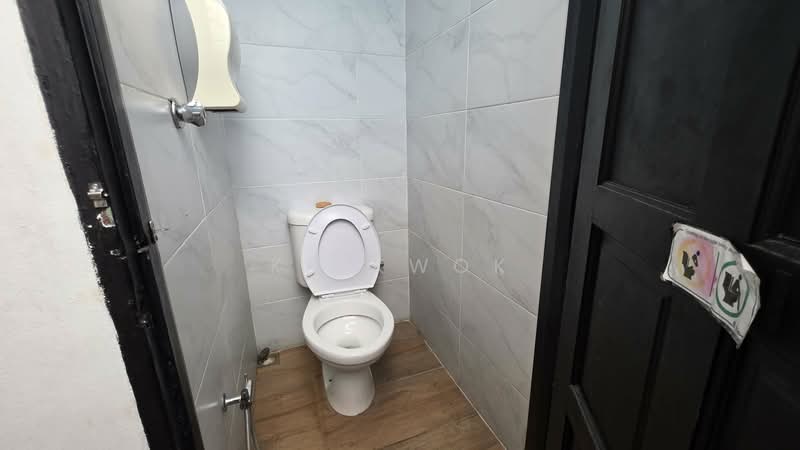 Chulia Street Ground Floor F&B Space George Town untuk Untuk Disewa - RM 5,000 /bulan, Mac 2026 - Bathroom - PropertyGuru.com.my