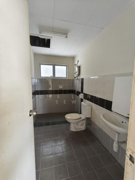 Servis Apartment untuk Dijual di Koi Kinrara - Yoke Leng Sew - Bathroom - PropertyGuru.com.my