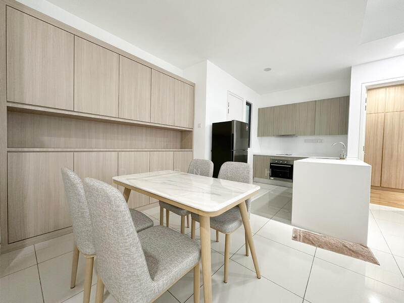 Dining Area & Kitchen