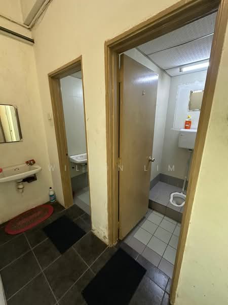 FIRST FLOOR SHOP at Bandar Bukit Tinggi 1 Klang untuk Untuk Disewa - RM 2,500 /bulan, Mac 2026 - Bathroom - PropertyGuru.com.my