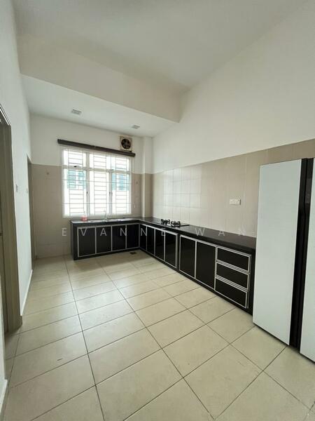 Rumah Teres 2 Tingkat untuk Dijual di Taman Mount Austin (Tebrau) - Evanne Wan - Kitchen - PropertyGuru.com.my
