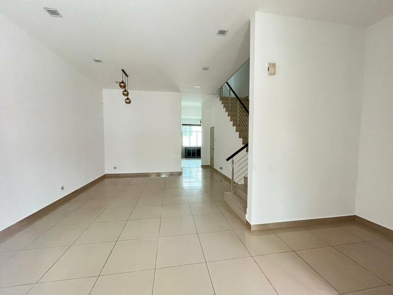 Rumah Teres 2 Tingkat untuk Dijual di Taman Mount Austin (Tebrau) - Evanne Wan - Living Room - PropertyGuru.com.my