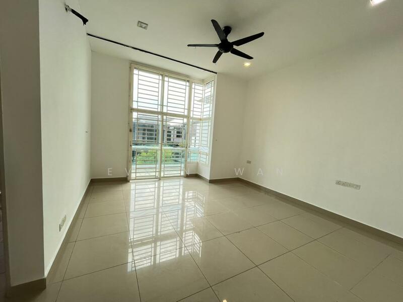 Rumah Teres 2 Tingkat untuk Dijual di Taman Mount Austin (Tebrau) - Evanne Wan - Living Room - PropertyGuru.com.my