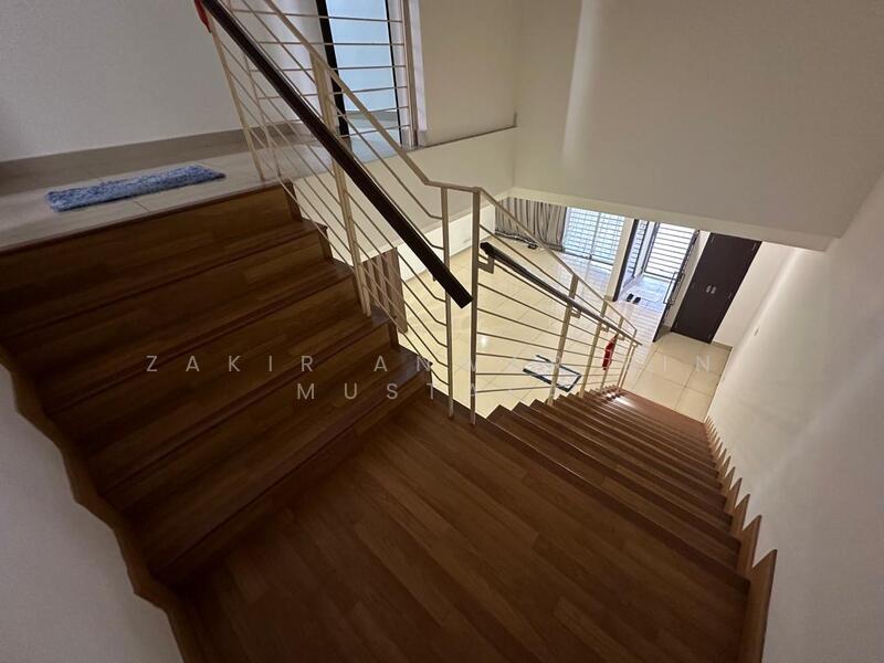 Rumah Teres 2 Tingkat untuk Dijual di Laman Glenmarie (Shah Alam) - Zakir Anwar Bin Mustafa - Stairs - PropertyGuru.com.my