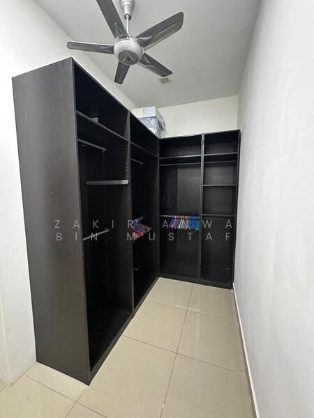 Rumah Teres 2 Tingkat untuk Dijual di Laman Glenmarie (Shah Alam) - Zakir Anwar Bin Mustafa - Walk-in Closet - PropertyGuru.com.my