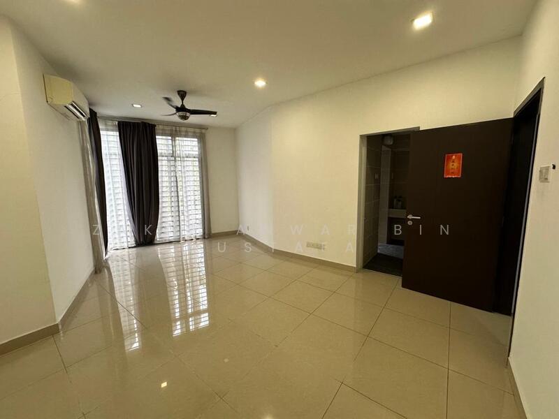 Rumah Teres 2 Tingkat untuk Dijual di Laman Glenmarie (Shah Alam) - Zakir Anwar Bin Mustafa - Master Bedroom - PropertyGuru.com.my