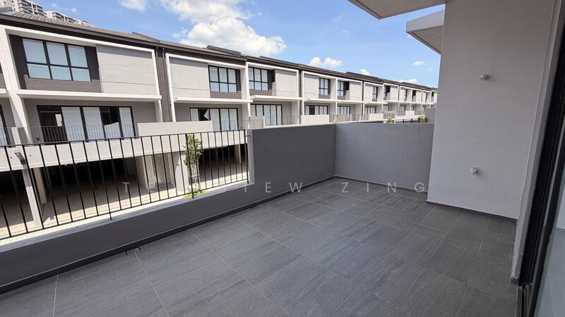 Rumah Teres untuk Dijual di Taman Bukit Serdang (Seri Kembangan) - Tey Siew Zing - Balcony - PropertyGuru.com.my
