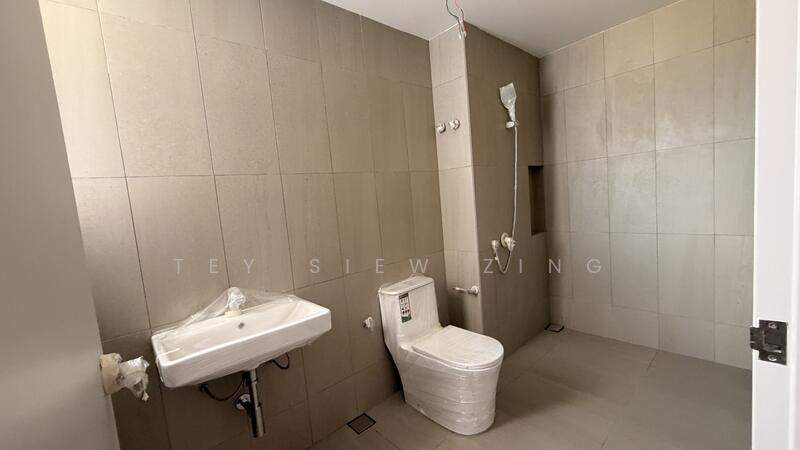 Rumah Teres untuk Dijual di Taman Bukit Serdang (Seri Kembangan) - Tey Siew Zing - Bathroom - PropertyGuru.com.my