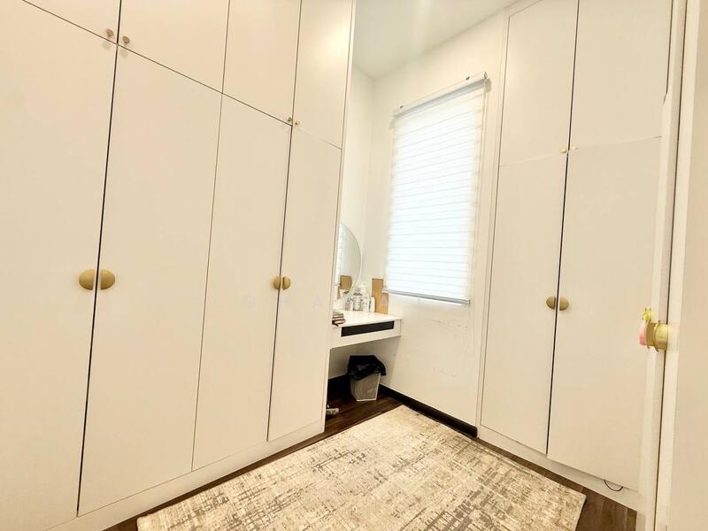 Walk-in Closet