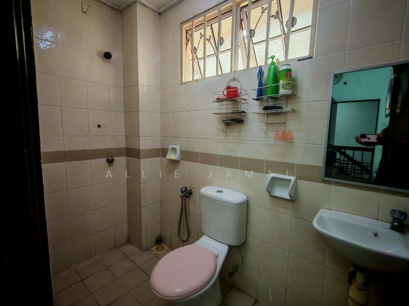 2-storey Terraced House for Sale in Subang Bestari (Shah Alam) - Allie Jamal - Bathroom - PropertyGuru.com.my