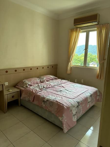 Kondominium untuk Dijual di Gold Coast Resort Condominium - Carine Lee - Bedroom - PropertyGuru.com.my