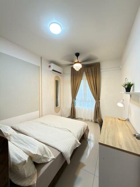 Medium Bedroom (Queen Bed)