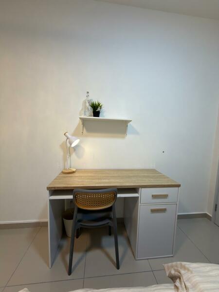 Medium Bedroom (Queen Bed)