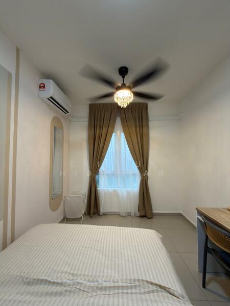 Medium Bedroom (Queen Bed)