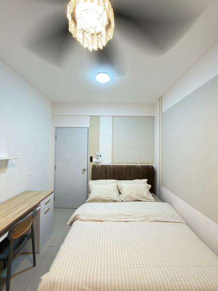 Medium Bedroom (Queen Bed)