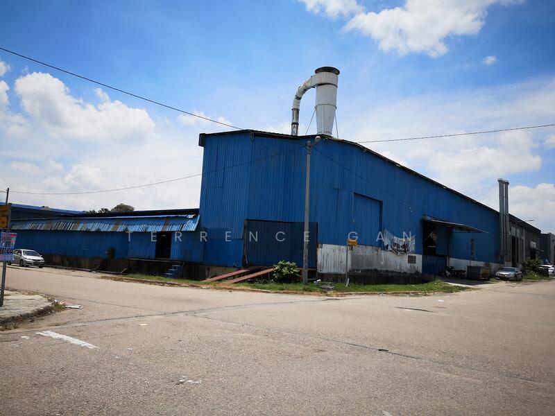 AT TAMAN UNIVERSITI JALAN PERDAGANGAN