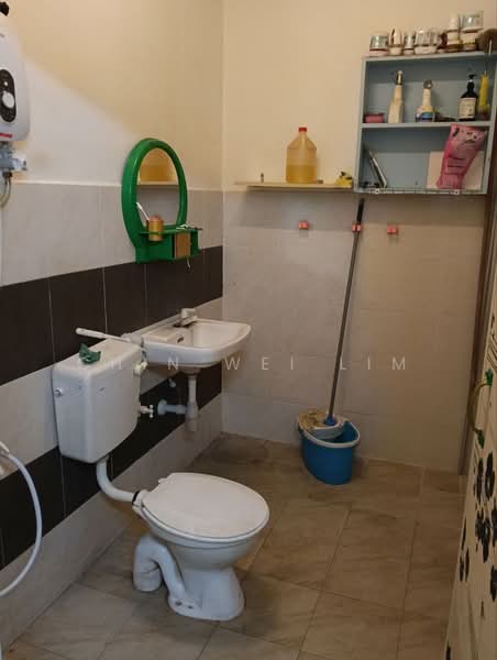 2-storey Terraced House for Sale in Taman Delima (Kluang) - Chin Wei Lim - Bathroom - PropertyGuru.com.my