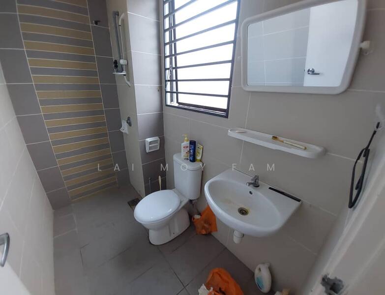 Townhouse for Sale in 16 Sierra (Puchong) - Lai Moy Fam - Bathroom - PropertyGuru.com.my