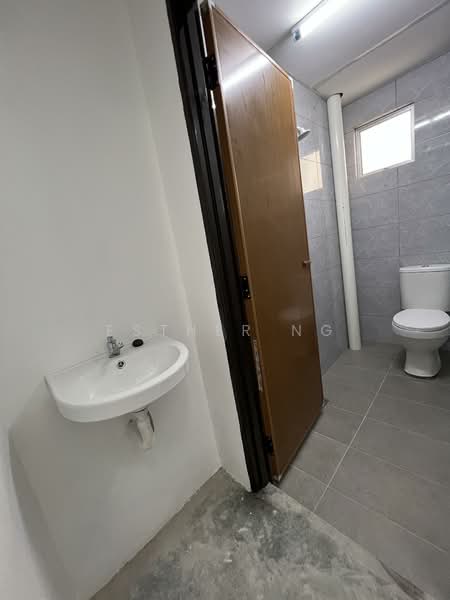 Kedai / Pejabat untuk Dijual di South Port (Pelabuhan Selatan) (Port Klang (Pelabuhan Klang)) - Esther Ng - Bathroom - PropertyGuru.com.my