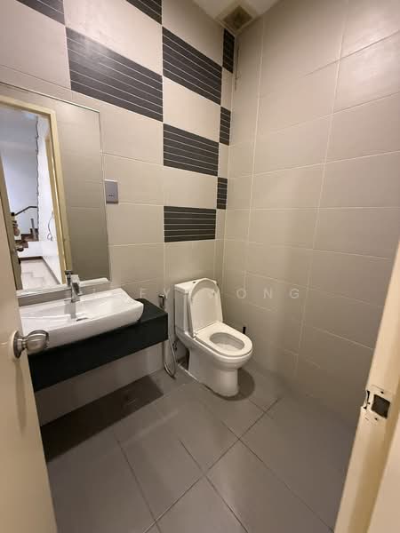 Semi-Detached House for Sale in Taman Equine (Seri Kembangan) - Joey Wong - Bathroom - PropertyGuru.com.my