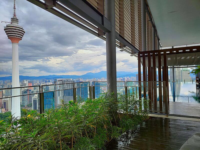 Lounge zones and 360° views of the city