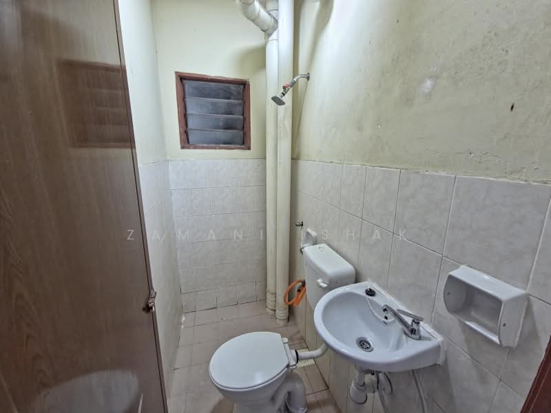 Kondominium untuk Dijual di Laksamana Puri - Zamani Ishak - Bathroom - PropertyGuru.com.my