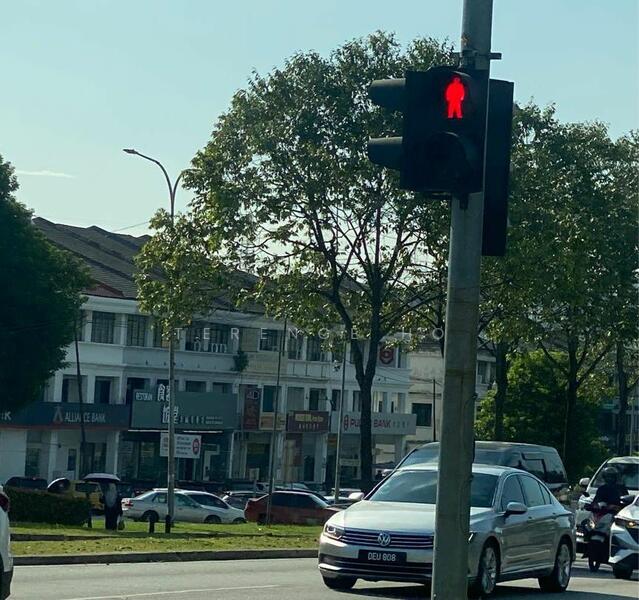 Walking distance to Public Bank & shops