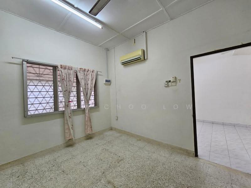 Rumah Teres 1-Tingkat untuk Dijual di Taman Datuk Palembang (Bukit Baru) - Mary Low - Bedroom - PropertyGuru.com.my