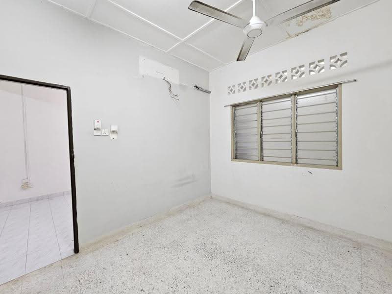 Rumah Teres 1-Tingkat untuk Dijual di Taman Datuk Palembang (Bukit Baru) - Mary Low - Bedroom - PropertyGuru.com.my