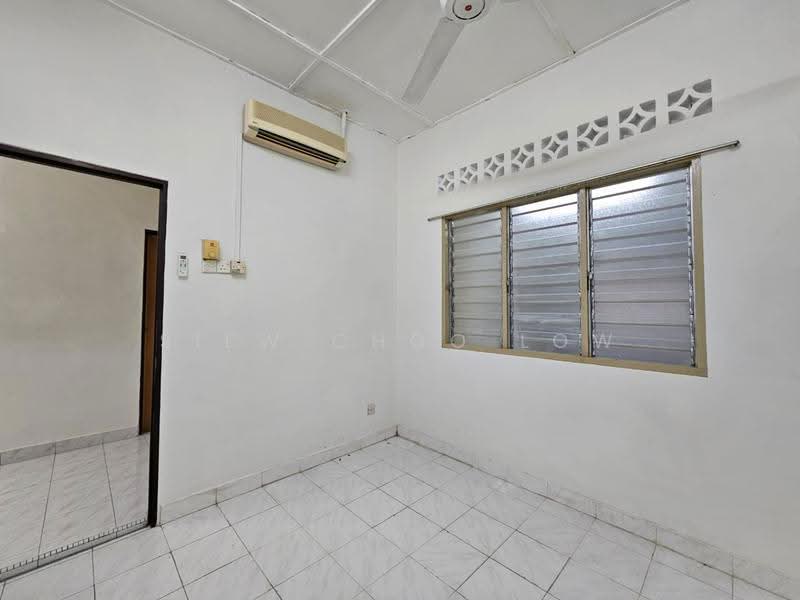 Rumah Teres 1-Tingkat untuk Dijual di Taman Datuk Palembang (Bukit Baru) - Mary Low - Bedroom - PropertyGuru.com.my