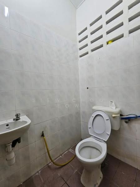 Rumah Teres 1-Tingkat untuk Dijual di Taman Datuk Palembang (Bukit Baru) - Mary Low - Bathroom - PropertyGuru.com.my
