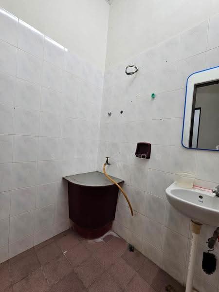 Rumah Teres 1-Tingkat untuk Dijual di Taman Datuk Palembang (Bukit Baru) - Mary Low - Bathroom - PropertyGuru.com.my