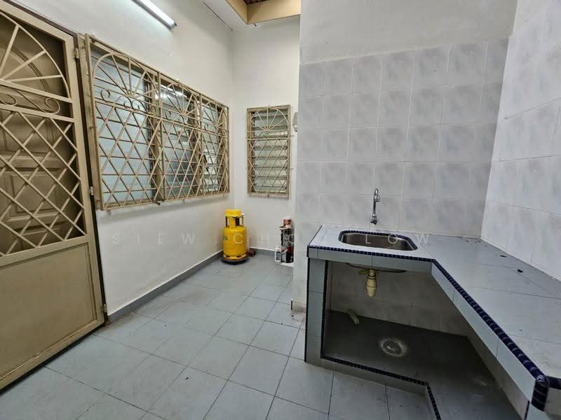 Rumah Teres 1-Tingkat untuk Dijual di Taman Datuk Palembang (Bukit Baru) - Mary Low - Kitchen - PropertyGuru.com.my