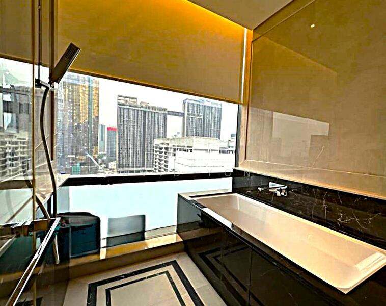Pavilion Suites untuk Untuk Disewa - RM 12,000 /bulan, Mac 2026 - Stylish ensuite with sleek tub - PropertyGuru.com.my