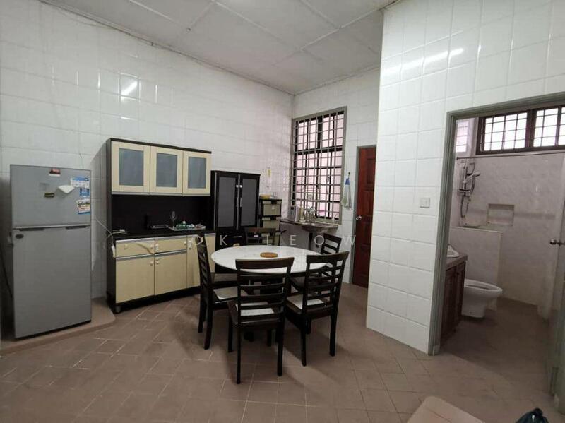 For Rent - Single terrace house for rent at taman molek