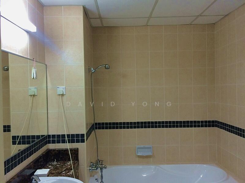 Ensuite bath with tub