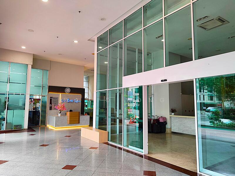 24/7 guarded entrance lobby