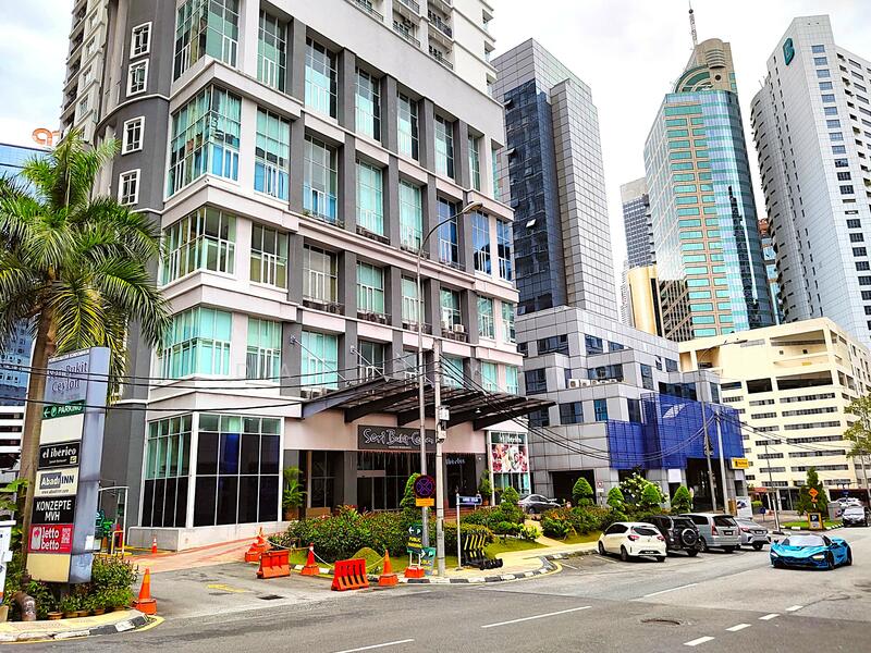 Spacious driveway to main road