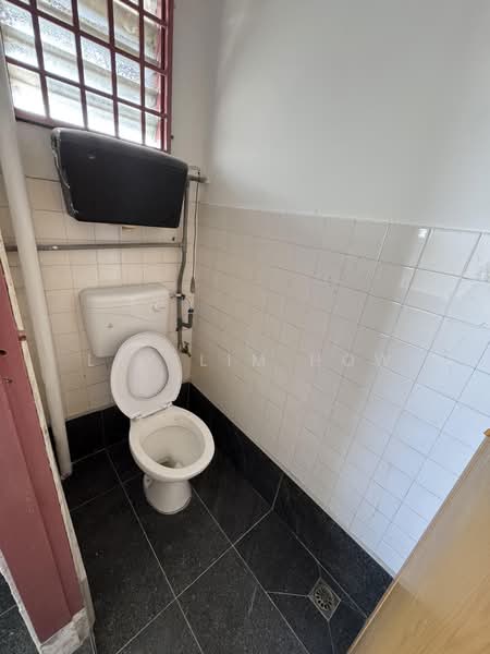 Kedai / Pejabat untuk Disewa di Setiawan (Sitiawan) - Lay Lim How - Bathroom - PropertyGuru.com.my