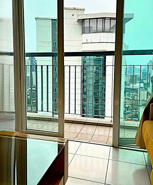 Living opens to skyline panorama