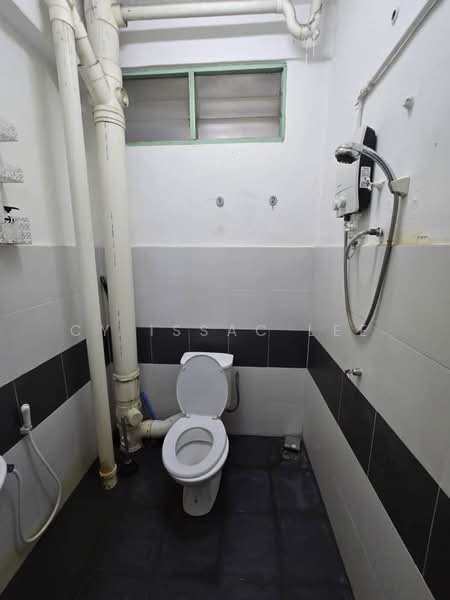 Pangsapuri untuk Disewa di Desa Permai Indah Apartment - Cy Issac Lee - Bathroom - PropertyGuru.com.my