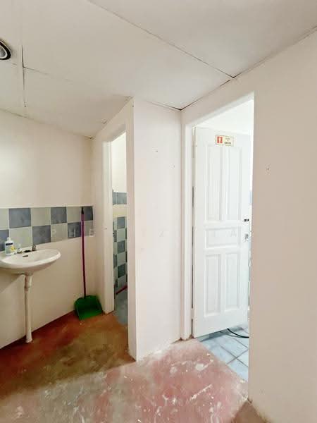 Shop / Office untuk Disewa di Keretapi MAIN RD units @ beside Aeon Mall, Kuching (Kuching) - Phey Tze Tay - Bathroom - PropertyGuru.com.my