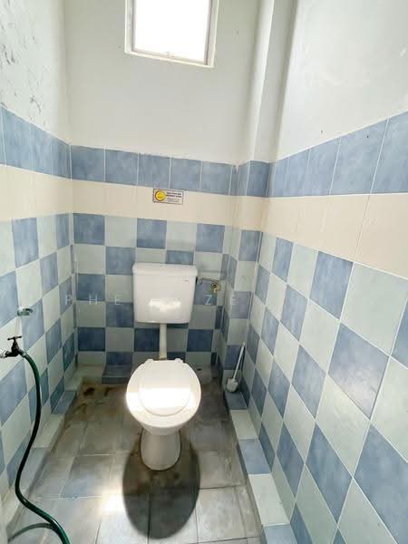 Shop / Office untuk Disewa di Keretapi MAIN RD units @ beside Aeon Mall, Kuching (Kuching) - Phey Tze Tay - Bathroom - PropertyGuru.com.my