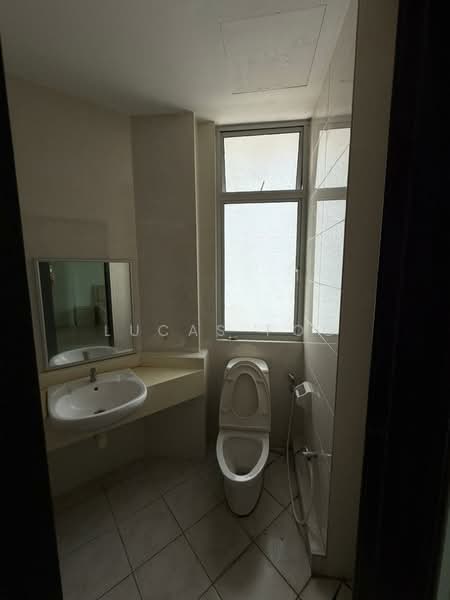 Kondominium untuk Disewa di The Brezza - Lucas Foo - Bathroom - PropertyGuru.com.my
