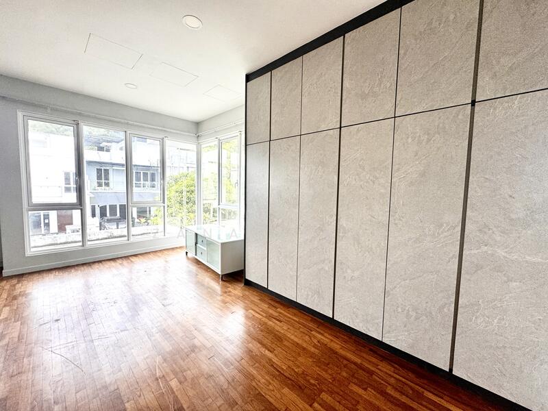 Built in cabinet at masterbedroom