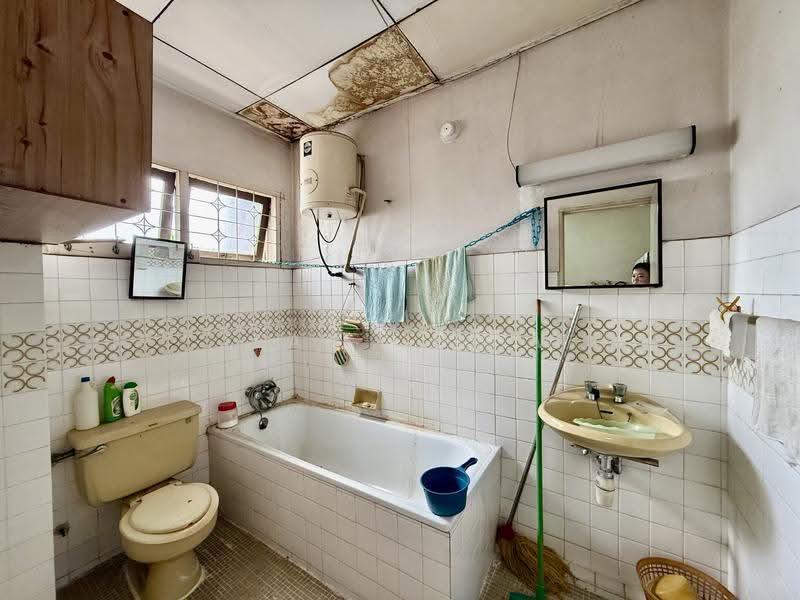 Bungalow House untuk Dijual di Taman Bukit Desa (Taman Desa) - Jean Chiew - Bathroom - PropertyGuru.com.my
