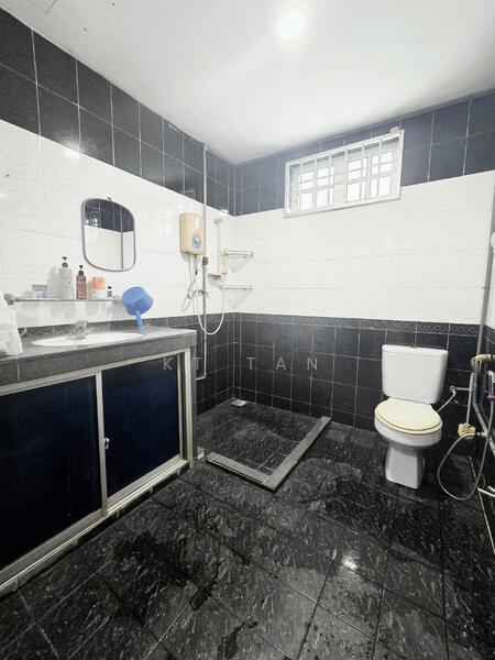 Taman Century untuk Untuk Dijual - RM 980,000, Mac 2026 - Bathroom - PropertyGuru.com.my