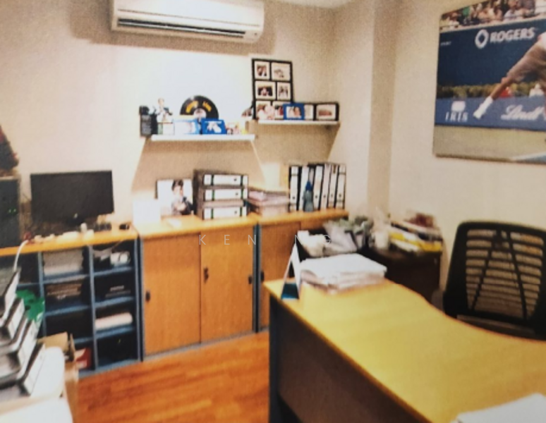 Office (previous tenant photo)