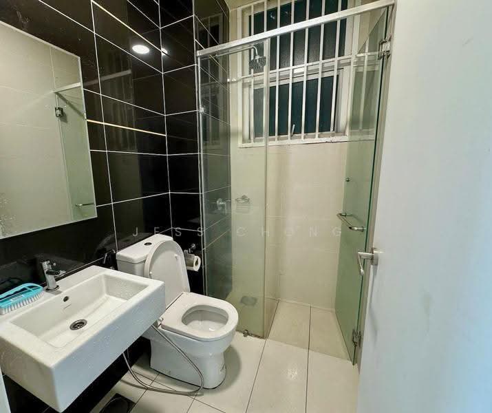 Kediaman Servis untuk Dijual di Skypod Residence - Jess Chong - Bathroom - PropertyGuru.com.my